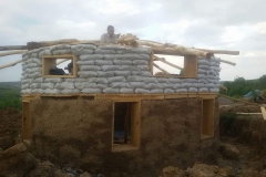 casa cu saci umpluti cu pamant