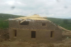 casa din saci umpluti cu pamant