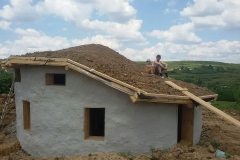 casuta din saci umpluti cu pamant