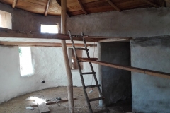 interior casa din saci umpluti cu pamant
