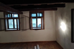 Renovarea unei case din pământ bătătorit